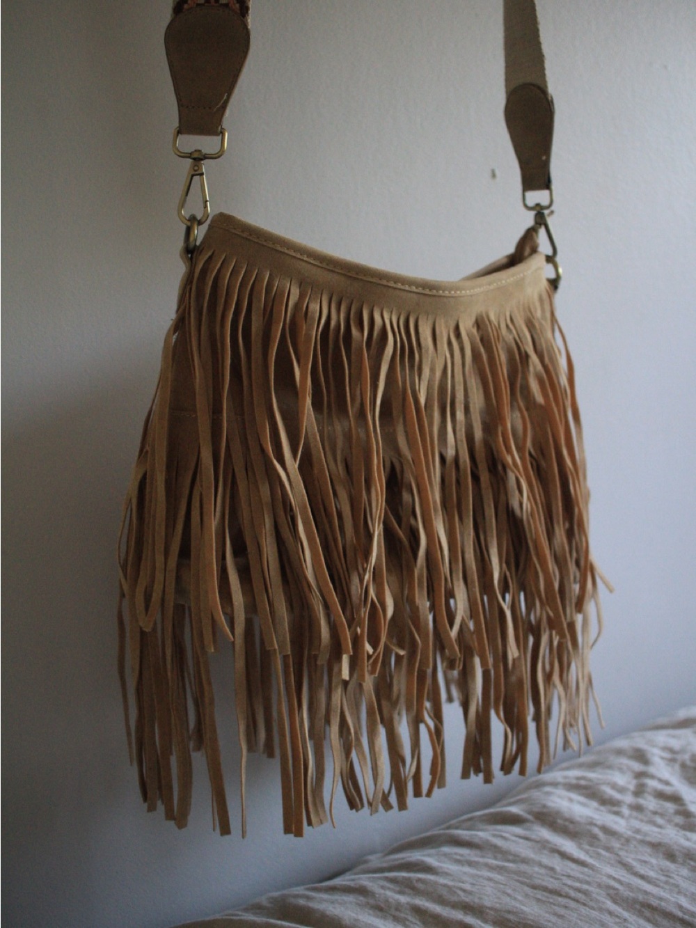 NWOT JEN & CO. Sadie Suede Boho Coastal Fringe Crossbody Bag with Guitar Strap